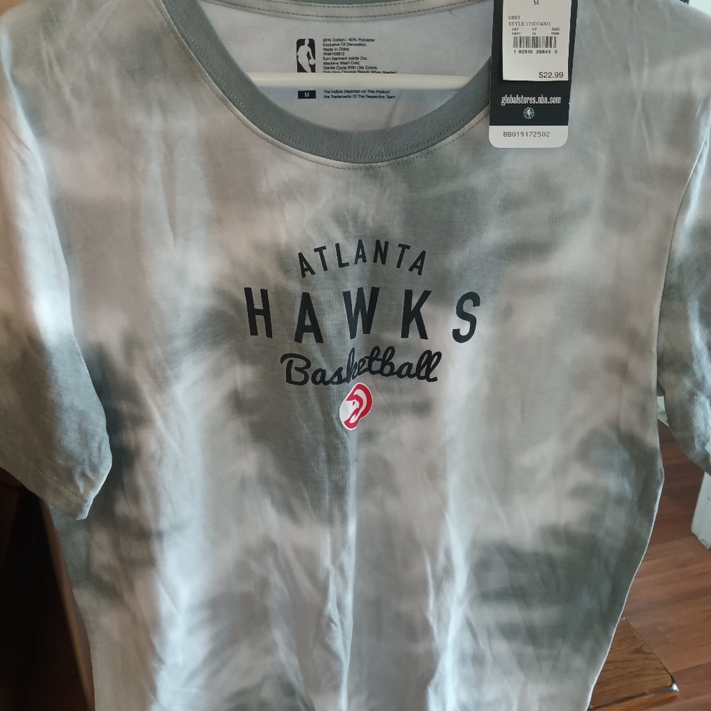 This is a men's medium t-shirt Atlanta Hawks